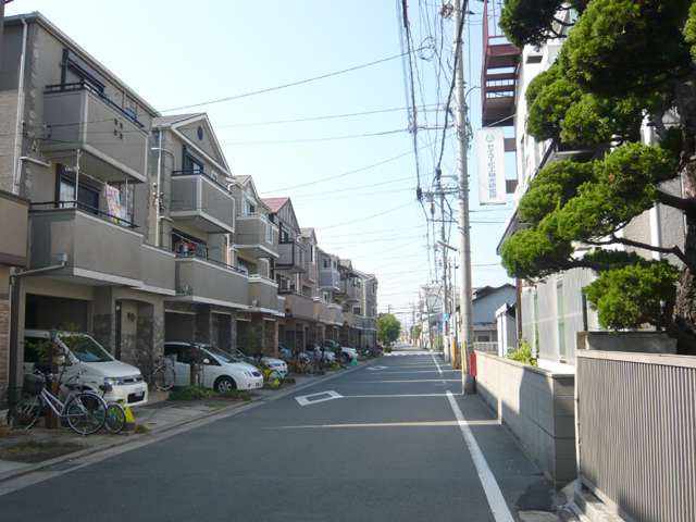 『久々知3丁目』近景。一戸建てが中心に並ぶ住宅地。地勢は平坦です。