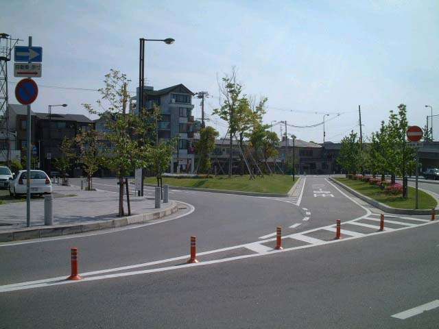 JR「塚口」駅のバスターミナル。すぐ東には『森永製菓』の工場があり、日によっては甘い香りがします。