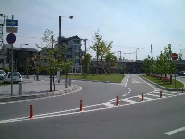 ＪＲ「塚口」駅のバスターミナル。すぐ東には『森永製菓』の工場があり、日によっては甘い香りがします。