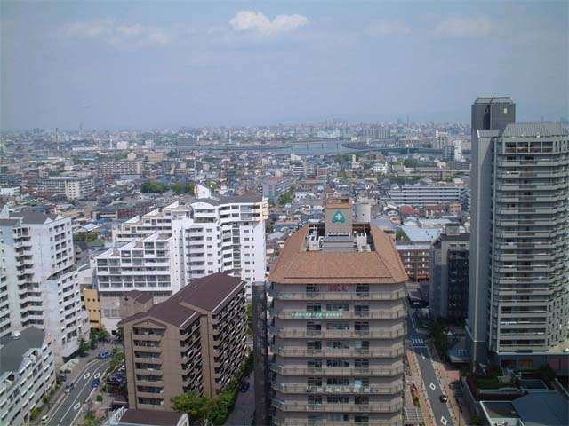 JR「尼崎」駅の西側。区画が整っており、高層マンションが建ち並んでいます。