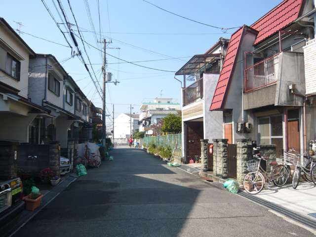 『次屋2丁目』近景。昔ながらの住宅と工場とが混在する街並みです。