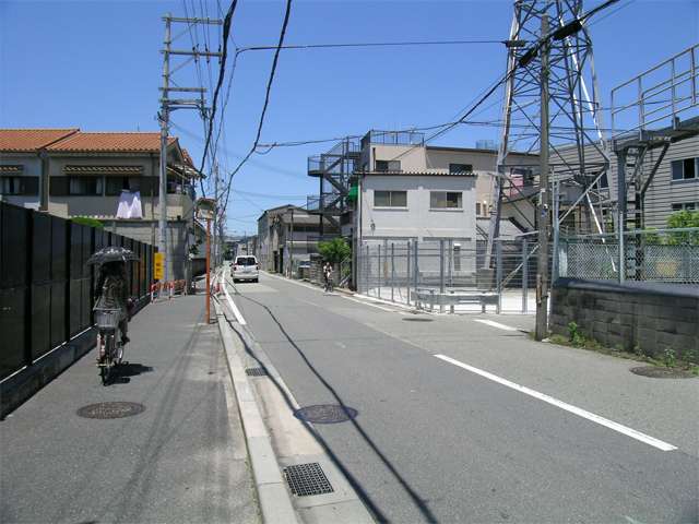 『南清水』近景。一戸建てが中心に並ぶ住宅地で、道幅が狭く、入り組んだ街並みです。
