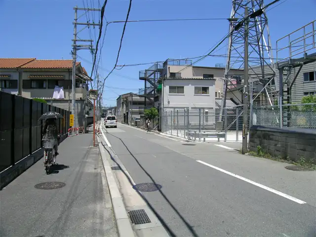 『南清水』近景。一戸建てが中心に並ぶ住宅地で、道幅が狭く、入り組んだ街並みです。