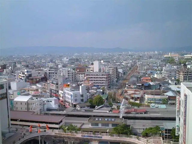 阪急「塚口」駅遠景。駅周辺には買物施設、銀行、医院、郵便局などの生活施設が多く揃っています。