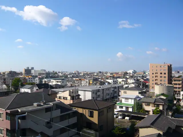『塚口町3丁目』遠景。マンションと一戸建てが混在する住宅地です。