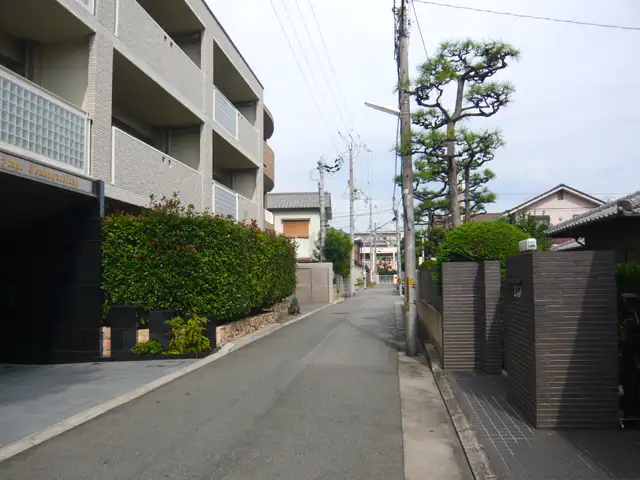 『塚口町1丁目』近景。きれいに整えられた生垣や庭木のある家が建ち並んでいます。