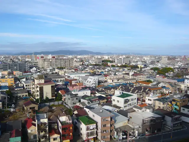 『尾浜町1丁目』遠景。一戸建てとマンションが混在する住宅地で、地勢は平坦です。