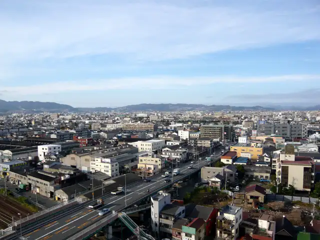 『尾浜町』遠景。一戸建てやマンション、町工場が点在しています。