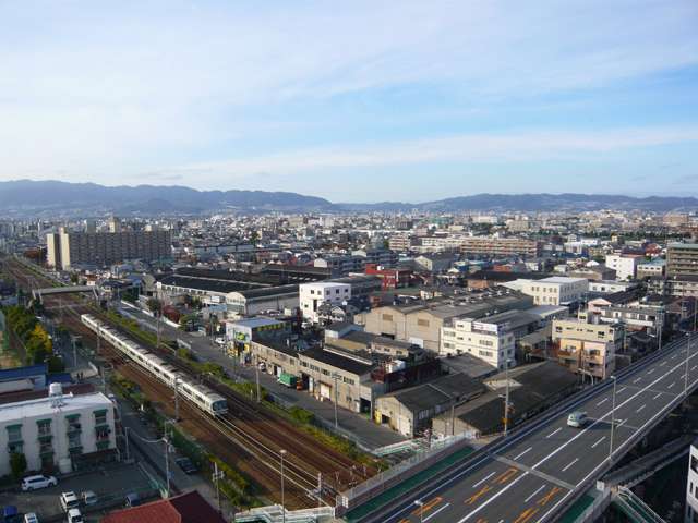 『三反田町』遠景。住宅のほか工場もあるエリアで、昔ながらの一戸建ても建ち並んでいます。