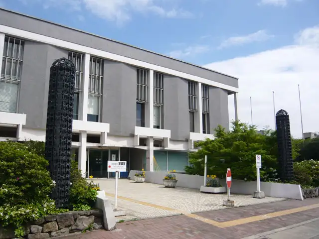 『尼崎市役所』。『橘公園』に隣接しており、周辺は緑豊かな憩いの場になっています。