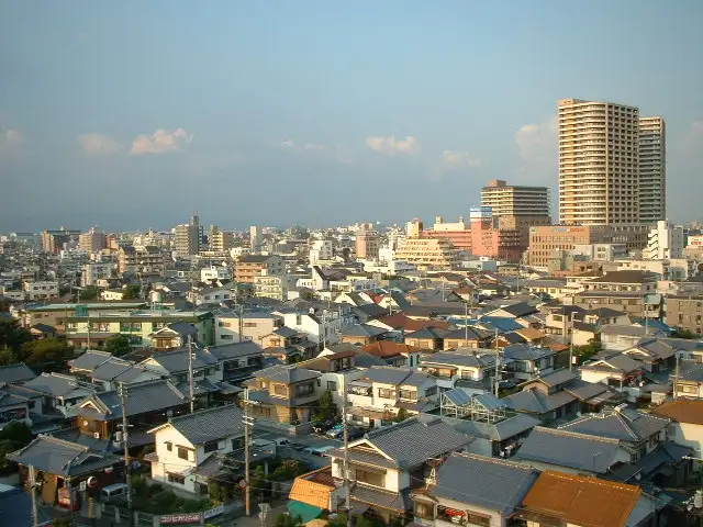 『七松町』遠景。JR立花駅南東側に広がる住宅地。比較的区画の整った街並みです。