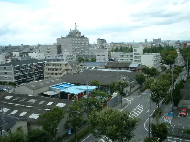 『東七松町』遠景。街路樹のきれいな「橘通り」に面しており、『尼崎市役所』がすぐ近くにあります。
