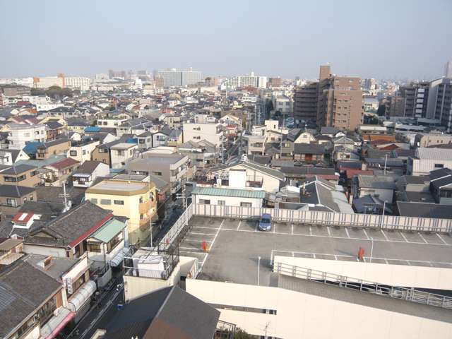 『西難波町』遠景。一戸建てが中心に並ぶ、昔ながらの住宅地です。