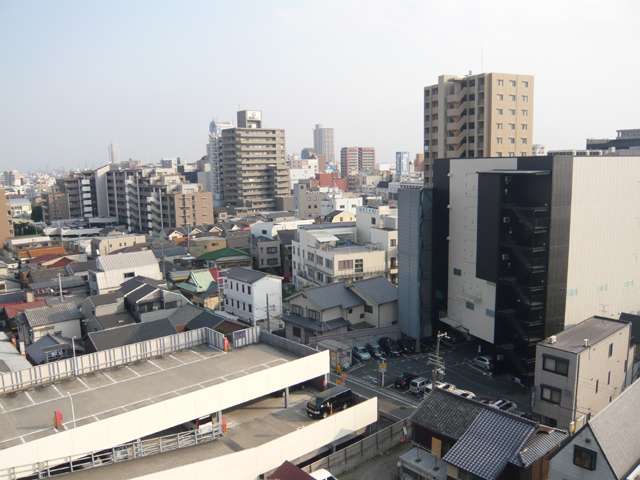 『西難波町』遠景。国道2号線沿いには様々な商業施設が建ち並んでいます。