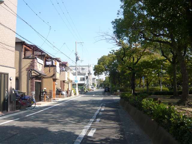 『大物町1丁目』近景。昔ながらの一戸建ても多く並んでいます。
