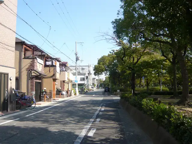 『大物町1丁目』近景。昔ながらの一戸建ても多く並んでいます。