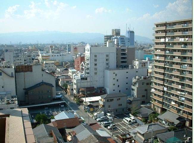 『神田北通』周辺。商業施設のほか、高層のマンションも建っています。