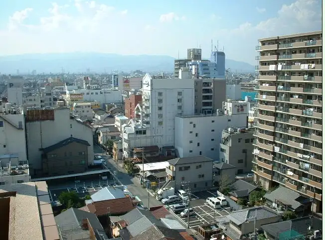 『神田北通』周辺。商業施設のほか、高層のマンションも建っています。