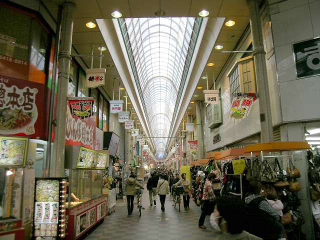 『阪神尼崎駅前商店街』。長いアーケードの続く、活気ある商店街です。