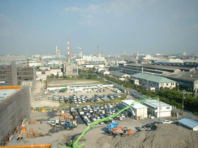 尼崎臨海エリアの遠景。大規模な工場が建ち並んでいます。