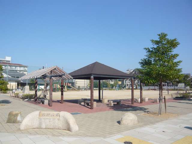 築地公園。工場の多い海岸沿いの中でも、築地エリアは静かで住みやすい場所です。