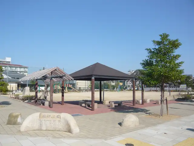 築地公園。工場の多い海岸沿いの中でも、築地エリアは静かで住みやすい場所です。