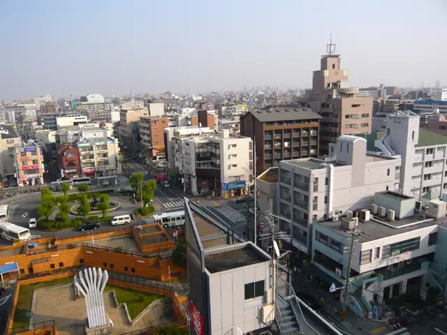 『南武庫之荘3丁目』遠景。駅周辺はおしゃれなカフェや飲食店が多数集まっています。