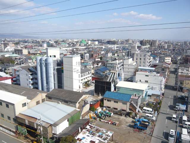 『水堂町2丁目』付近遠景。比較的区画が整っており、マンションと工場とが混在しています。