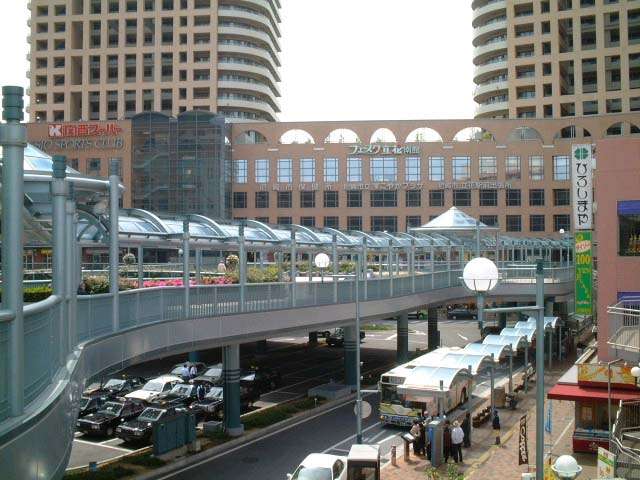 JR 立花駅南側。駅周辺はさまざまな商業施設と高層マンションが建ち並んでいます。