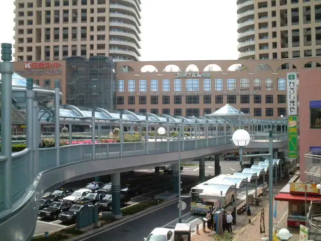 JR 立花駅南側。駅周辺はさまざまな商業施設と高層マンションが建ち並んでいます。