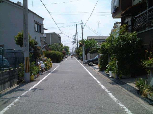 『稲葉荘』近景。区画の整った緑豊かな住宅地。武庫川に近く、のどかな雰囲気もあります。