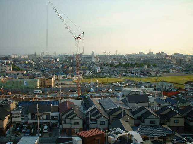 『大庄北』遠景。一戸建てとマンションが混在する住宅地で、国道2号線に近く、車でのアクセス良好です。