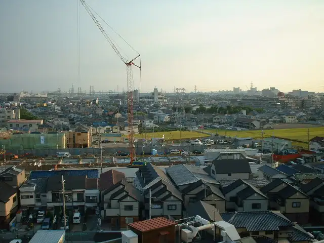 『大庄北』遠景。一戸建てとマンションが混在する住宅地で、国道2号線に近く、車でのアクセス良好です。
