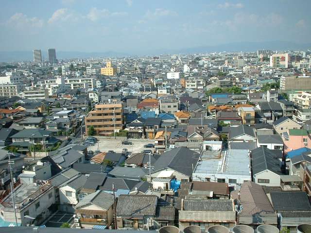 阪神「出屋敷」駅の北側遠景。小規模のマンションや一戸建てが並んでいます。