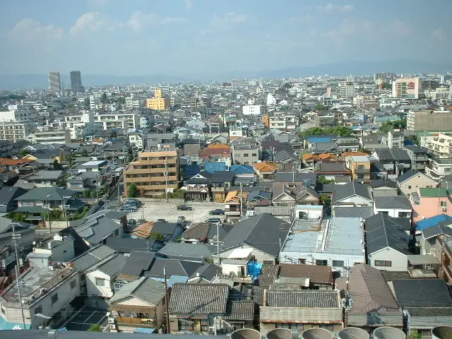 阪神「出屋敷」駅の北側遠景。小規模のマンションや一戸建てが並んでいます。