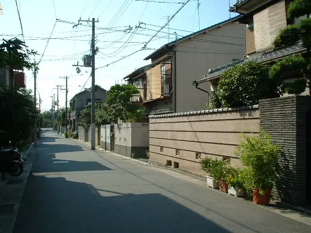 『竹谷町３丁目』周辺。一戸建ての並ぶ区画の整った閑静な住宅街です。