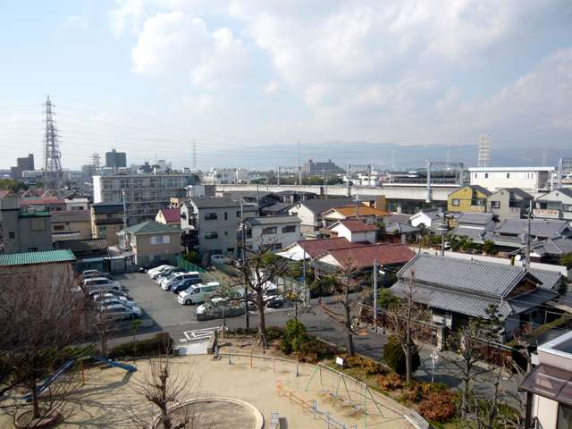 『道意町』遠景。区画の整った住宅地で、一戸建てとマンションが混在しています。