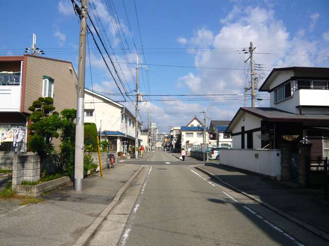 『大庄中通3丁目』近景。区画の整った住宅地で地勢は平坦。近隣に買物施設が多数あります。