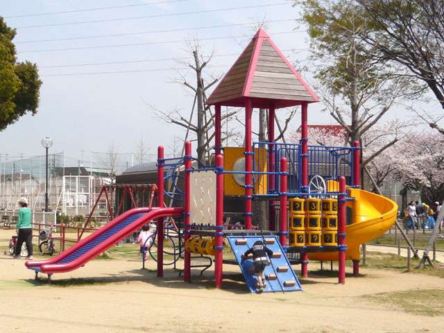 尼崎競艇場に隣接する『水明公園』。アスレチックやぶらさがり遊具などの楽しい遊具がたくさんあります。