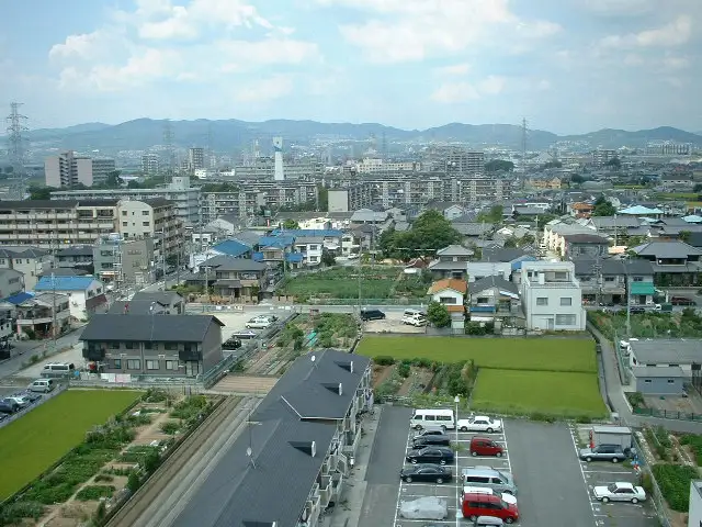 『西昆陽』遠景。田畑が多く残る、自然豊かな住環境です。