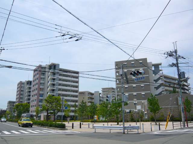 『武庫豊町3丁目』近景。規模の大きなマンションが建ち並び、武庫川や『西武庫公園』に近く、緑豊かな住環境です。