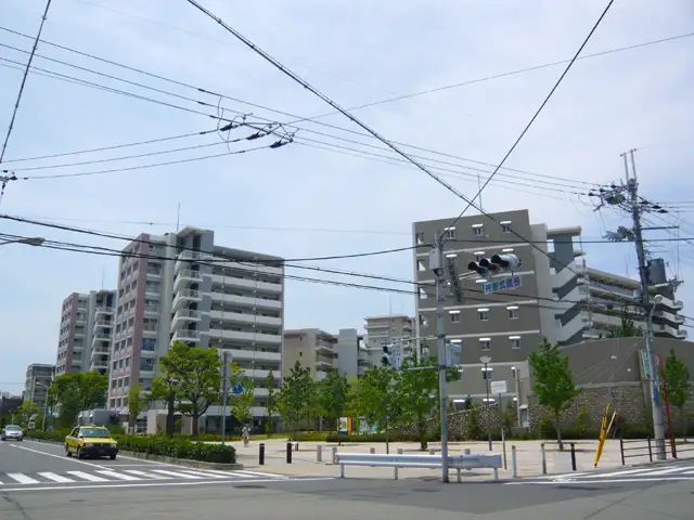 『武庫豊町3丁目』近景。規模の大きなマンションが建ち並び、武庫川や『西武庫公園』に近く、緑豊かな住環境です。