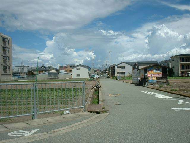 『武庫町3丁目』近景。武庫川に近く、田畑が多く残る、のどかな住環境です。