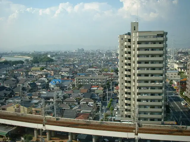 『大庄西町』遠景。下町の雰囲気の残る街並みです。