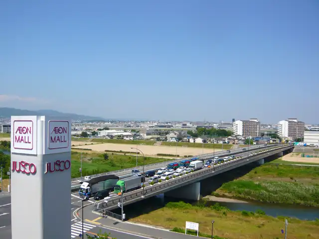 桑津橋周辺。『イオンモール伊丹テラス』があり、周辺は多くの車が行き交います。