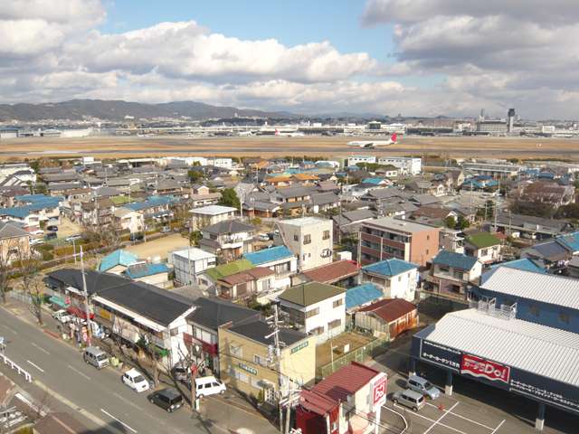 『桑津』遠景。工場と住宅が混在するエリアで、すぐ北側には『伊丹空港』の滑走路があります。