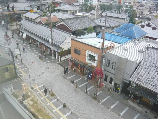 かつての町家の街並や土塀などが再生、整備された『伊丹酒蔵通り』。様々な飲食店があり、賑わいをみせています。