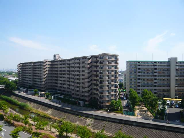 『東有岡』遠景。猪名川の西側に広がる、大規模マンションと工場とが混在するエリアです。