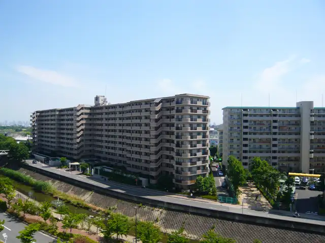 『東有岡』遠景。猪名川の西側に広がる、大規模マンションと工場とが混在するエリアです。