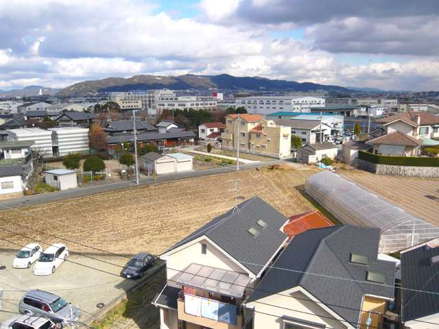 『北伊丹』近景。田畑と住宅が混在するのどかな住宅地です
